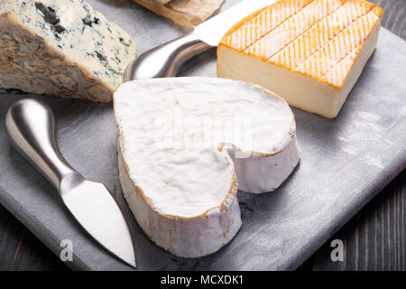 Französischer Käse Platte in Sortiment, Neufchatel herzförmige gealterte weiße Kuh Käse aus der Normandie Stockfoto