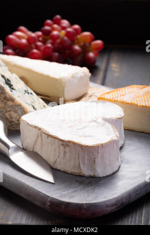 Französischer Käse Platte in Sortiment, Neufchatel herzförmige gealterte weiße Kuh Käse aus der Normandie Stockfoto