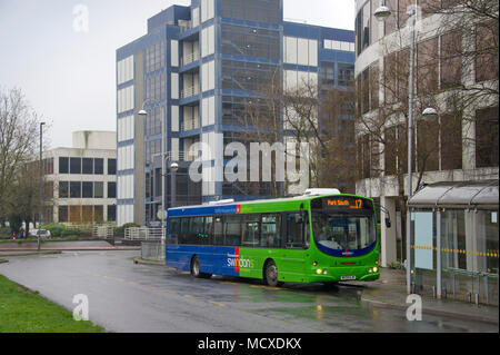 Swindon, Wiltshire, UK, Debenhams, Regent Circus und die Baustelle für die neue Kunst Galerie. Stockfoto