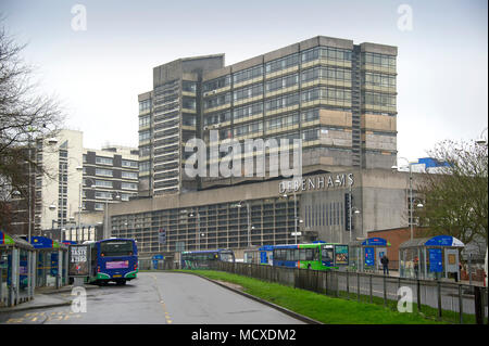 Swindon, Wiltshire, UK, Debenhams, Regent Circus und die Baustelle für die neue Kunst Galerie. Stockfoto