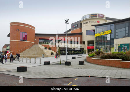 Swindon, Wiltshire, UK, Debenhams, Regent Circus und die Baustelle für die neue Kunst Galerie. Stockfoto