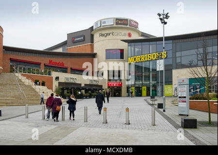 Swindon, Wiltshire, UK, Debenhams, Regent Circus und die Baustelle für die neue Kunst Galerie. Stockfoto