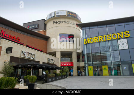 Swindon, Wiltshire, UK, Debenhams, Regent Circus und die Baustelle für die neue Kunst Galerie. Stockfoto