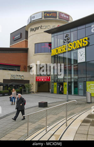 Swindon, Wiltshire, UK, Debenhams, Regent Circus und die Baustelle für die neue Kunst Galerie. Stockfoto