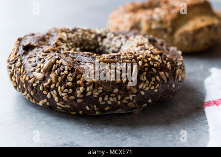 Gesundes organisches Ganzes Korn Bagels mit Chia Samen und Sesam. Bäckerei Konzept. Stockfoto