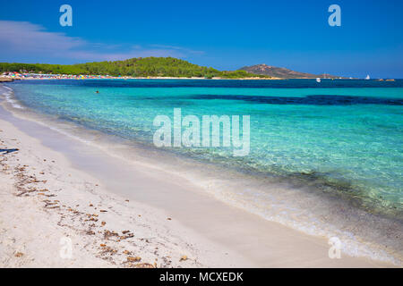 Lu Impostu Strand mit Isola Travolara im Hintergrund, Sardinien, Italien, Europa Stockfoto