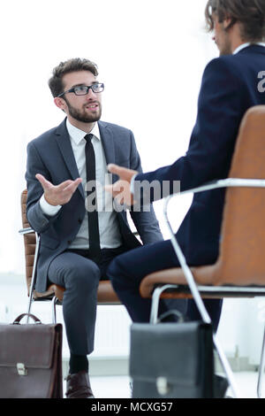 Zwei Geschäftsleute mit Aktentaschen in der Nähe von sich selbst Stockfoto