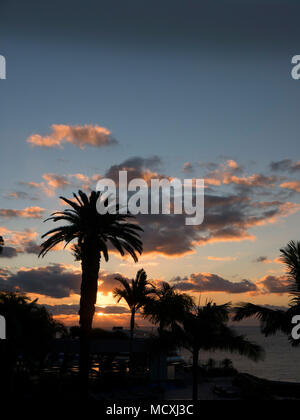 Einen spektakulären Sonnenaufgang über dem Hafen von Funchal Madeira Portugal. An einem Morgen wie diesem ist alles möglich. Stockfoto