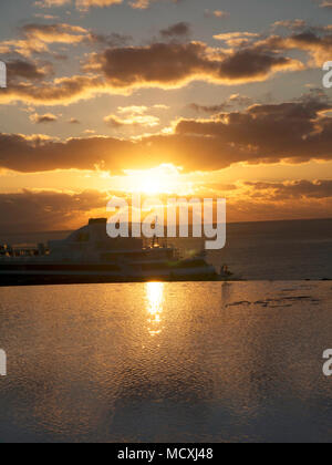 Einen spektakulären Sonnenaufgang über dem Hafen von Funchal Madeira Portugal. An einem Morgen wie diesem ist alles möglich. Stockfoto