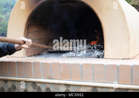 Feuer Vorbereitung für Pizza backen im Ofen im Freien Stockfoto