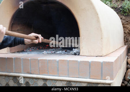 Feuer Vorbereitung für Pizza backen im Ofen im Freien Stockfoto