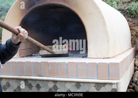 Feuer Vorbereitung für Pizza backen im Ofen im Freien Stockfoto