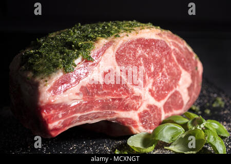 Raw prime ribeye Braten mit einem sherley und Salz einreiben fertig braten im Ofen vorbereitet Stockfoto