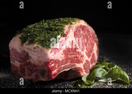 Raw prime ribeye Braten mit einem sherley und Salz einreiben fertig braten im Ofen vorbereitet Stockfoto