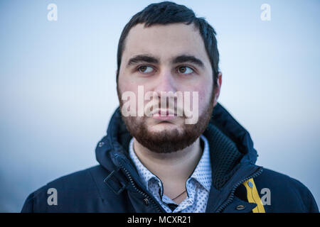 Portrait einer jungen nachdenklich sorgen Mann Stockfoto