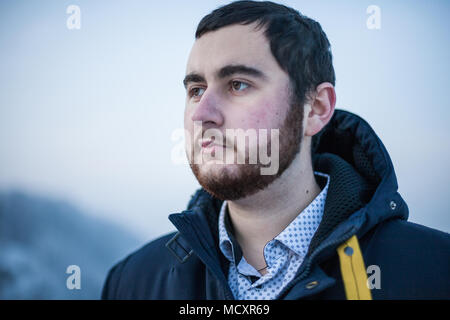 Portrait einer jungen nachdenklich Bärtigen brutalen Mann Stockfoto