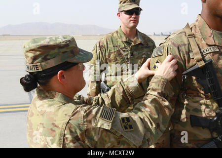 Ein Soldat mit 2 Infantry Brigade Combat Team, 4 Infanterie Division, erhält seine Kampf patch, 11. März 2018, während eines Patches Zeremonie in Kandahar, Afghanistan. Soldaten des 2.Ibct, 4. Inf. Div. In Afghanistan Ende Februar zu Trainieren, beraten, unterstützen und Command-South werden. Die Mission Der Befehl, zu dem auch die Mitglieder der 40th Infantry Division, Kalifornien Nationalgarde ist zu trainieren und die afghanischen Sicherheitskräfte und die Unterstützung der Terrorismusbekämpfung unterstützen. Stockfoto