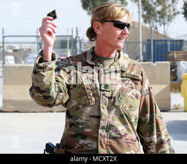 Command Sgt. Maj. Kerstin Montoya, Senior Soldaten Advisor für die Feuerwehr Unterstützung 704th Battalion, 2nd Infantry Brigade Combat Team, 4 Infanterie Division, hält eine 4. Inf. Div. Patches, 11. März 2018, während eines Patches Zeremonie in Kandahar, Afghanistan. Soldaten des 2.Ibct, 4. Inf. Div. In Afghanistan Ende Februar zu Teil des Zuges, beraten, unterstützen und Command-South werden. Die Mission Der Befehl, zu dem auch die Mitglieder der 40th Infantry Division, Kalifornien Nationalgarde ist zu trainieren und die afghanischen Sicherheitskräfte und die Unterstützung der Terrorismusbekämpfung unterstützen. Stockfoto