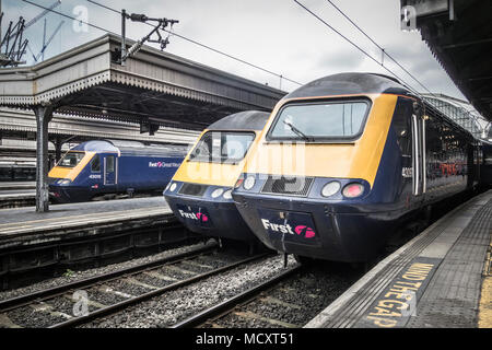 Great Western Railway Klasse 43 HST-Autos warten Paddington Station, London, UK abzuweichen. Stockfoto