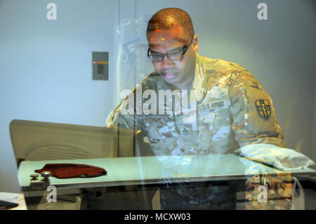 Staff Sgt. Perry Johnson, eine Radiologie Specialist 7417th Truppe Medizinische Klinik zugeordnet, untersucht die Patientendaten während der jährlichen Ausbildung an der Fort Knox, Kentucky TMC am 14. März 2018. ARMEDCOM Soldaten zu 7231St medizinische Unterstützung und 7417Th Truppe Medizinische Klinik zugeordnet unterstützt medizinische Soldat Bereitschaft Verarbeitung und Truppe Medizinische Klinik Operationen während ihrer Ausbildung in Fort Knox, Kentucky auf März 1-15, 2018. Die erfolgreiche "Proof-of-Concept"-Programm wird von mehreren Armee-reserve Einheiten mit einer Mission, bei der Unterstützung eines medizinisch bereit, Kampf umgesetzt werden. Stockfoto