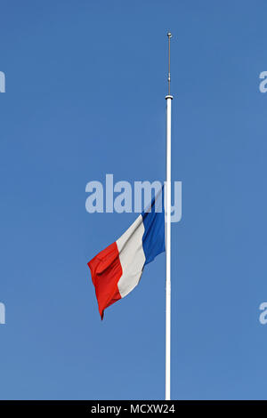 Französische Flagge Hälfte Personal am Fahnenmast Stockfoto
