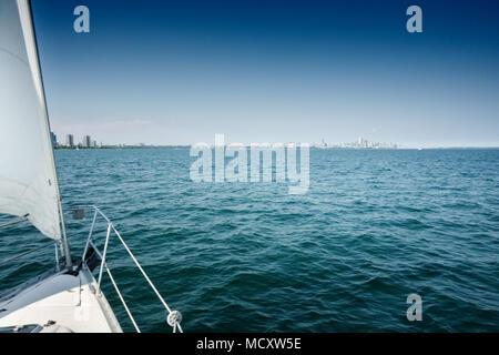 Segelboot Kreuzfahrt auf See, Toronto, Kanada Stockfoto