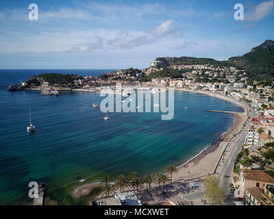 Blick auf die Bucht mit Strand, natürlichen Hafen, Port de Sóller, Serra de Tramuntana, Mallorca, Balearen, Spanien Stockfoto