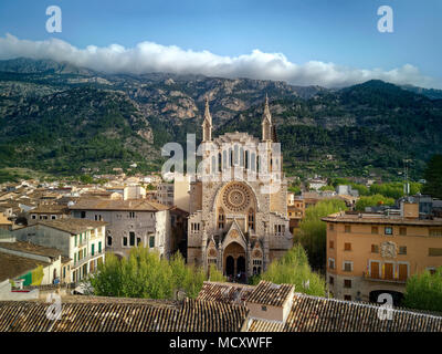 St. Bartholomäus, die Römisch-katholische Kirche, Rathaus auf der rechten, Altstadt, Sóller, der Berge, der Serra de Tramuntana. Stockfoto