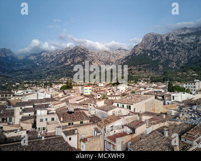 Meer der Häuser, Dächer, malerische, alte Stadt, Sóller, Berge, Serra de Tramuntana, Mallorca, Balearen, Spanien Stockfoto