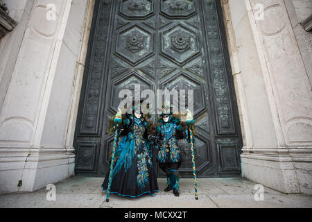 Pair in historische Kostüme, Karneval Kostüm, Karneval in Venedig, Italien Stockfoto