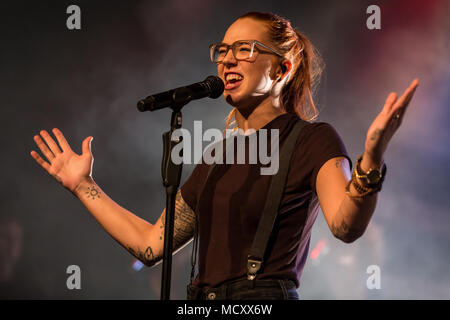 Der Schweizer Sänger und Songwriter Stefanie Heinzmann live auf der Schüür Luzern, Schweiz Stockfoto