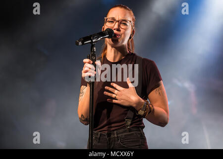 Der Schweizer Sänger und Songwriter Stefanie Heinzmann live auf der Schüür Luzern, Schweiz Stockfoto