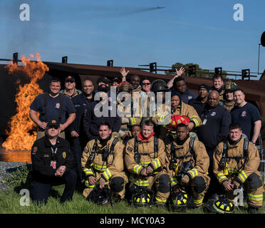 Feuerwehrmänner vom 2. Tiefbau Squadron und die shreveport Feuerwehr für ein Gruppenfoto posieren nach einem live brennen Übung in Barksdale Air Force Base, La., 21. März 2018. Diese Art von Training Szenarien erlauben 2 CES und SFD Feuerwehrmänner nicht nur reale Erfahrungen in einer kontrollierten Umgebung empfangen, sondern auch Beziehungen, die im Falle einer großen Not erforderlich sein würden. Stockfoto