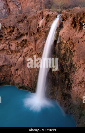 Mooney Wasserfällen ergießt sich über die roten Felswände auf der Havasupai Indian Reservation. Stockfoto