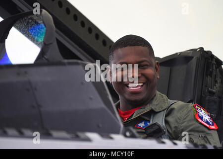 Us Air Force Maj. Paul "Loco" Lopez, F-22 Raptor Demonstration Team Pilot, feiert nach der Landung am General William J. Fox Airfield in Lancaster, Kalifornien, USA, 22. März 2018. Das Team hat auf der Los Angeles County Air Show, März 24-25, 2018. Stockfoto