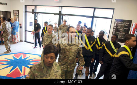13. WSA Soldaten check out Kieschnick körperliche Fitness Center nach dem Ribbon Cutting in Fort Hood, Texas, am 23. März 2018. Stockfoto