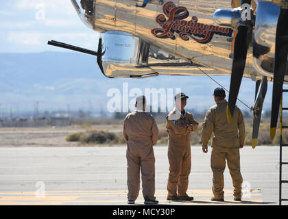 Mitglieder der Boeing B-17 G Flying Fortress sentimentale Reise sehen Sie die F-22 Raptor Demonstration Team während der 2018 Los Angeles County Air Show in Lancaster, Kalifornien, USA, 23. März 2018 ausführen. Zusammen mit der B-17G, LA County Air Show Gästen eine Wissenschaft, Technologie, Ingenieurwesen und Mathematik aufweisen, Stimulatoren und essen Karren. Stockfoto