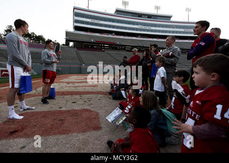 Ryan Finley (links) und Brady Bodine, North Carolina State University Quarterback und zurück laufen, sprechen Sie mit militärischen Familien während einer Operation Mannschaftskamerad event, 23. März 2018, an der NC State University in Raleigh, North Carolina. Bodine, dessen Vater dient in der US Marine Corps, teilte seine Erfahrungen des Aufwachsens in einer militärischen Familie und wie Er befasste sich mit den Herausforderungen der Trennung. Stockfoto
