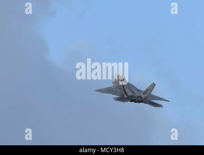 Us Air Force Maj. Paul "Loco" Lopez, F-22 Raptor Demonstration Team Pilot, Highlights und die Fähigkeiten des Jet während der Los Angeles County Air Show in Lancaster, Kalifornien, USA, 24. März 2018. Das Team wird an 21 verschiedenen Standorten reisen 25 Demonstrationen in dieser Saison durchzuführen. Stockfoto