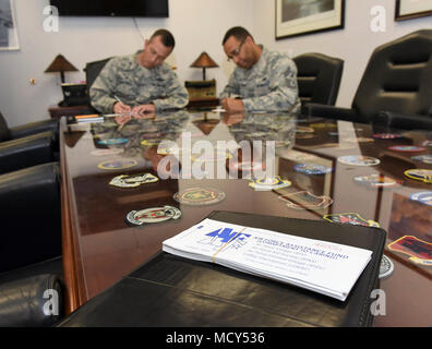 Oberst Houston Cantwell, 49th Wing Commander, und Chief Master Sgt. Barrington Bartlett, 49th Wing command Chief, unterzeichnen Sie oben eine Spende an die Air Force Hilfsfonds Holloman Air Force Base, N.M., 26. März 2018 zu machen. Die vier Organisationen, die in AFAF beteiligt sind, sind die Air Force Aid Society, Allgemeine und Frau Curtis E. LeMay Foundation, die Luftwaffe Dörfer, und die Air Force Soldaten Dorf. Stockfoto