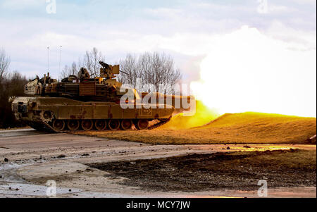 Eine M1 Abrams Tank von der 5th Squadron, 4th Cavalry Regiment, 2. gepanzerte Brigade Combat Team, 1.Infanterie Division, Brände eine Runde während eines kombinierten Waffen live fire Übung (CALFEX) bei Grafenwöhr Training Area, Germany, Mar 28, 2018. Stockfoto