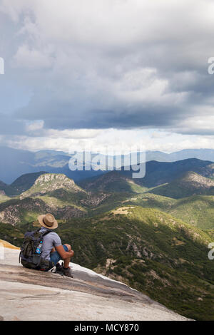 Mann sitzt auf der Kante einer Klippe auf Hierve el Agua Oaxaca, Mexiko Stockfoto