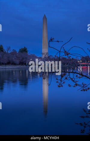Washington DC. USA - März 24., 2018. Schöne Aussicht auf das Washington Monument in der Dämmerung Szene mit Spiegelbild im Wasser Stockfoto