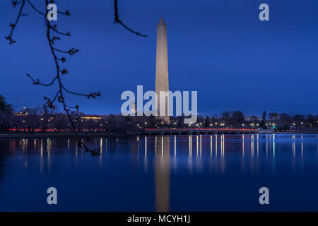 Washington DC. USA - März 24., 2018. Schöne Aussicht auf das Washington Monument in der Dämmerung Szene mit Spiegelbild im Wasser Stockfoto