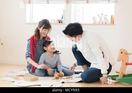 Eltern und Kinder spielen im Kinderzimmer Stockfoto