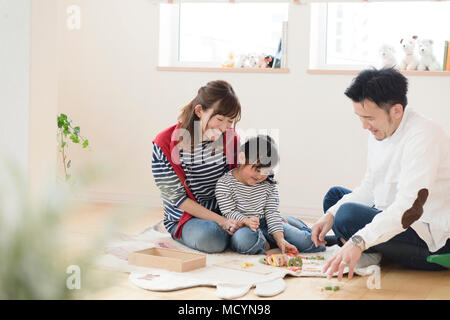 Eltern und Kinder spielen im Kinderzimmer Stockfoto