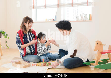 Eltern und Kinder spielen im Kinderzimmer Stockfoto