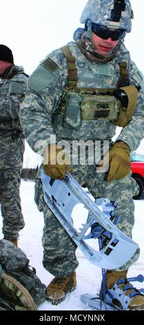 Das Alpha Team SPC. Santo Griego, ein grenadier, Riemen auf seiner Schneeschuhe in der Vorbereitung für einen Live-fire Übung. Wyoming Soldaten aus C Company, 1 Battalion, 297Th Infanterie Regiment nahm an arktischen Eagle 2018 Februar 20. bis 8. März für das jährliche Training. Stockfoto