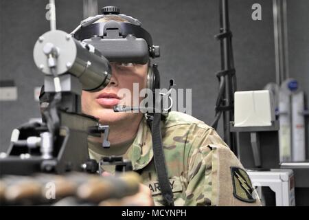 Mason M. Holt ist ein Infanterie-Mann der United States Army, der der Kompanie A, 1. Bataillon, 155. Infanterieregiment, zugewiesen wurde und am 7. März 2018 in einem virtuellen Konvoi-Operationsleiter im Camp Shelby Joint Forces Training Center in Mississippi ausgebildet wurde. Das Archivbild dokumentiert die Verwendung eines Simulationssystems, das die Soldaten für die eingesetzte Konvoisperation vorbereiten soll. Stockfoto