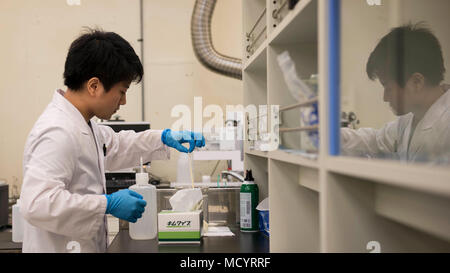 Yoshito Oshiro, 18 Luft- und Raumfahrtmedizin Squadron vorbeugende Medizin Flug Labordienstleistungen Chemiker, reinigt Laborgeräte März 8, 2018, bei Kadena Air Base, Japan. Die Labortests viele Elemente in der Umgebung von Okinawa, Japan, wie Wasser, Öl und Boden gefunden. (U.S. Air Force Foto von älteren Flieger Jessica H. Smith) Stockfoto